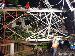 Tower Roboh, RRI Kerahkan Teknisi Selamatkan Alat Siaran Tersisa Tower Roboh, RRI Kerahkan Teknisi Selamatkan Alat Siaran Tersisa