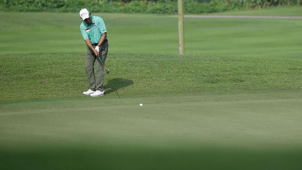 Begini Aksi Menpora Zainudin Amali saat Main Golf