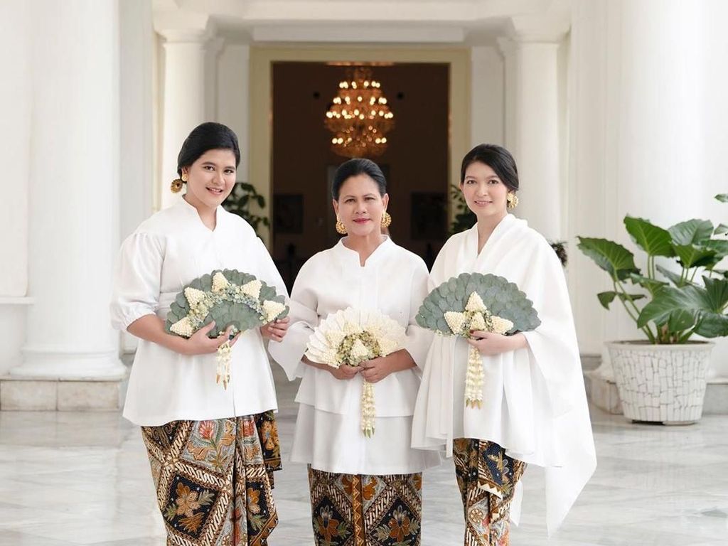Cantiknya Iriana Jokowi, Kahiyang dan Selvi Ananda Saat Pemotretan Bersama Cantiknya Iriana Jokowi, Kahiyang dan Selvi Ananda Saat Pemotretan Bersama