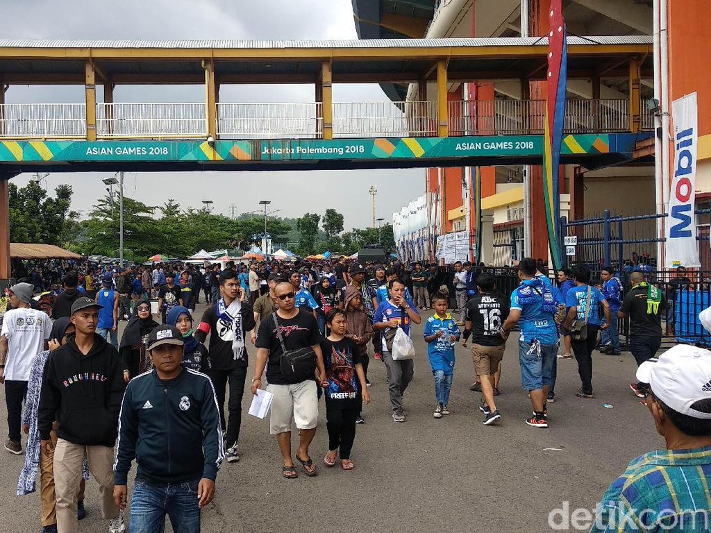 Ribuan Bobotoh Padati Si Jalak Harupat Tonton Laga Pamungkas Persib Ribuan Bobotoh Padati Si Jalak Harupat Tonton Laga Pamungkas Persib
