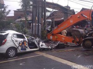 Tragedi Maut Truk Muat Ekskavator Tabrak Motor-Mobil Tewaskan 7 Orang Tragedi Maut Truk Muat Ekskavator Tabrak Motor-Mobil Tewaskan 7 Orang