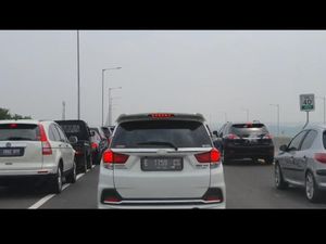 Waduh, Banyak Pengendara Terobos Bahu Jalan Tol Layang Japek Waduh, Banyak Pengendara Terobos Bahu Jalan Tol Layang Japek