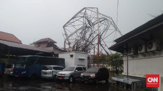 Tower di Radio Dalam Roboh Timpa Masjid dan Rumah
