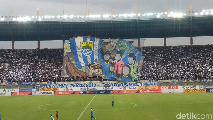 Koreografi bobotoh di laga pamungkas Persib Bandung menjamu tamunya PSM Makassar.