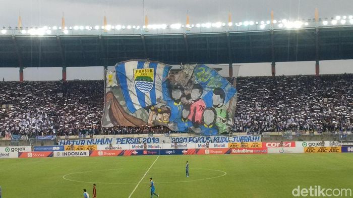 Koreografi bobotoh di laga pamungkas Persib Bandung menjamu tamunya PSM Makassar. Koreografi bobotoh di laga pamungkas Persib Bandung menjamu tamunya PSM Makassar.