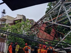 Video Menara Pemancar di Jaksel Roboh Timpa Rumah Warga