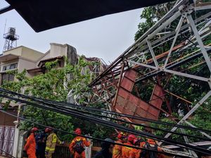 Video Menara Pemancar di Jaksel Roboh Timpa Rumah Warga Video Menara Pemancar di Jaksel Roboh Timpa Rumah Warga