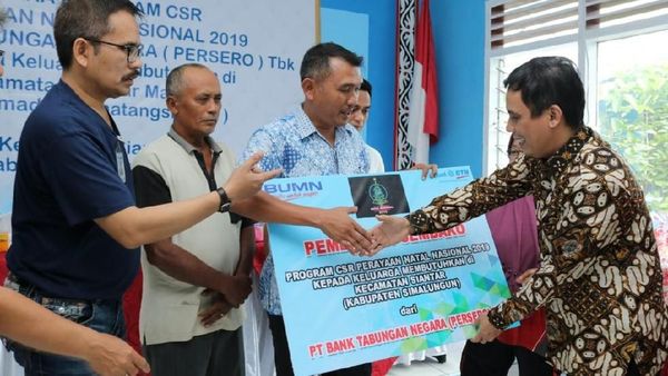 Berbagi Kasih Natal dengan Keluarga Kurang Mampu