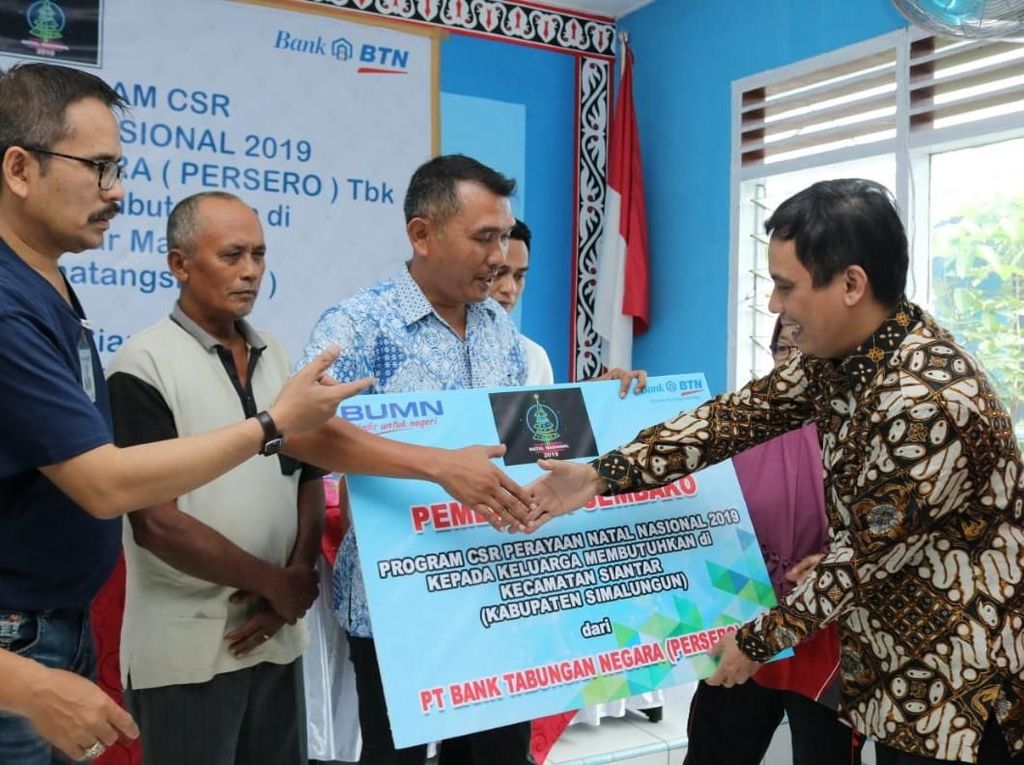 Berbagi Kasih Natal dengan Keluarga Kurang Mampu Berbagi Kasih Natal dengan Keluarga Kurang Mampu