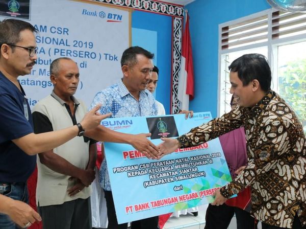 Berbagi Kasih Natal dengan Keluarga Kurang Mampu