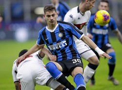Mereka terus menggempur lini pertahanan Genoa.