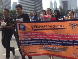 Aksi Berbagi Bunga Kasih Sayang di Hari Ibu