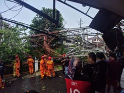 Menara Pemancar di Radio Dalam Jaksel Roboh, 1 Warga Terluka di Kepala