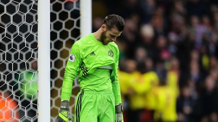 WATFORD, ENGLAND - DECEMBER 22: David De Gea of Manchester United looks dejected after failing to save a penalty which resulted in the second goal for Watford scored by Troy Deeney of Watford (not pictured) during the Premier League match between Watford FC and Manchester United at Vicarage Road on December 22, 2019 in Watford, United Kingdom. (Photo by Richard Heathcote/Getty Images)