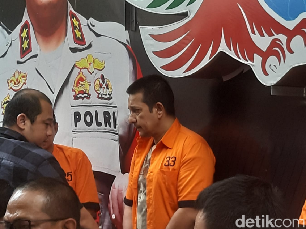 Tampang Lesu Ibra Azhari di Kantor Polisi usai Keciduk 4 Kali Tampang Lesu Ibra Azhari di Kantor Polisi usai Keciduk 4 Kali