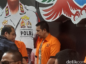 Tampang Lesu Ibra Azhari di Kantor Polisi usai Keciduk 4 Kali Tampang Lesu Ibra Azhari di Kantor Polisi usai Keciduk 4 Kali
