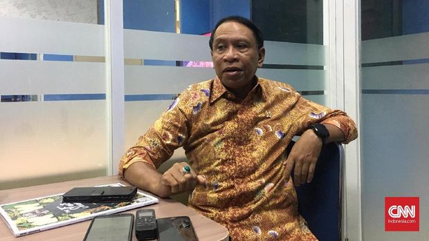 Menpora Zainudin Amali ketika menyambangi Media Center Kemenpora, Senin (23/12) malam.
