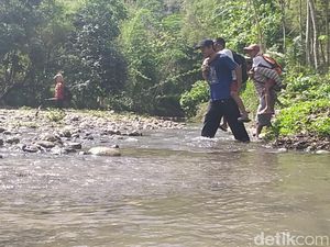 Cerita Pelajar Cianjur Nekat Berenang Lintasi Sungai Demi Sekolah