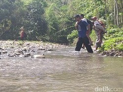 Cerita Pelajar Cianjur Nekat Berenang Lintasi Sungai Demi Sekolah