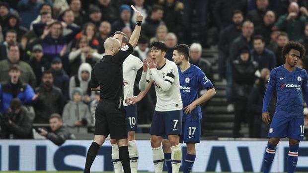 Son Heung-min kena kartu merah setelah menendang Antonio Rudiger. (