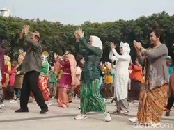 Bupati Anna dan Ratusan Ibu-ibu Senam dengan Berkebaya