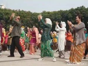 Bupati Anna dan Ratusan Ibu-ibu Senam dengan Berkebaya Bupati Anna dan Ratusan Ibu-ibu Senam dengan Berkebaya