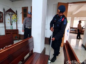 10 Polisi Kawal Tiap Gereja di Sukabumi Saat Natal 10 Polisi Kawal Tiap Gereja di Sukabumi Saat Natal