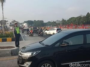 Libur Natal dan Tahun Baru, Simpang 4 Karanglo Mulai Dipadati Kendaraan