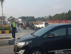 Libur Natal dan Tahun Baru, Simpang 4 Karanglo Mulai Dipadati Kendaraan