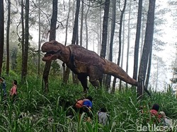 Main dengan Dinosaurus di Jurassic Park ala Magetan