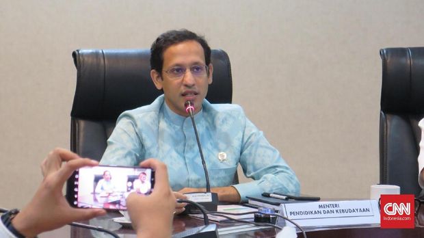 Menteri Pendidikan dan Kebudayaan Nadiem Makarim serta Kepala Staf Kepresidenan Moeldoko di Kantor Staf Presiden, Kompleks Istana Kepresidenan Jakarta, Senin (23/12).