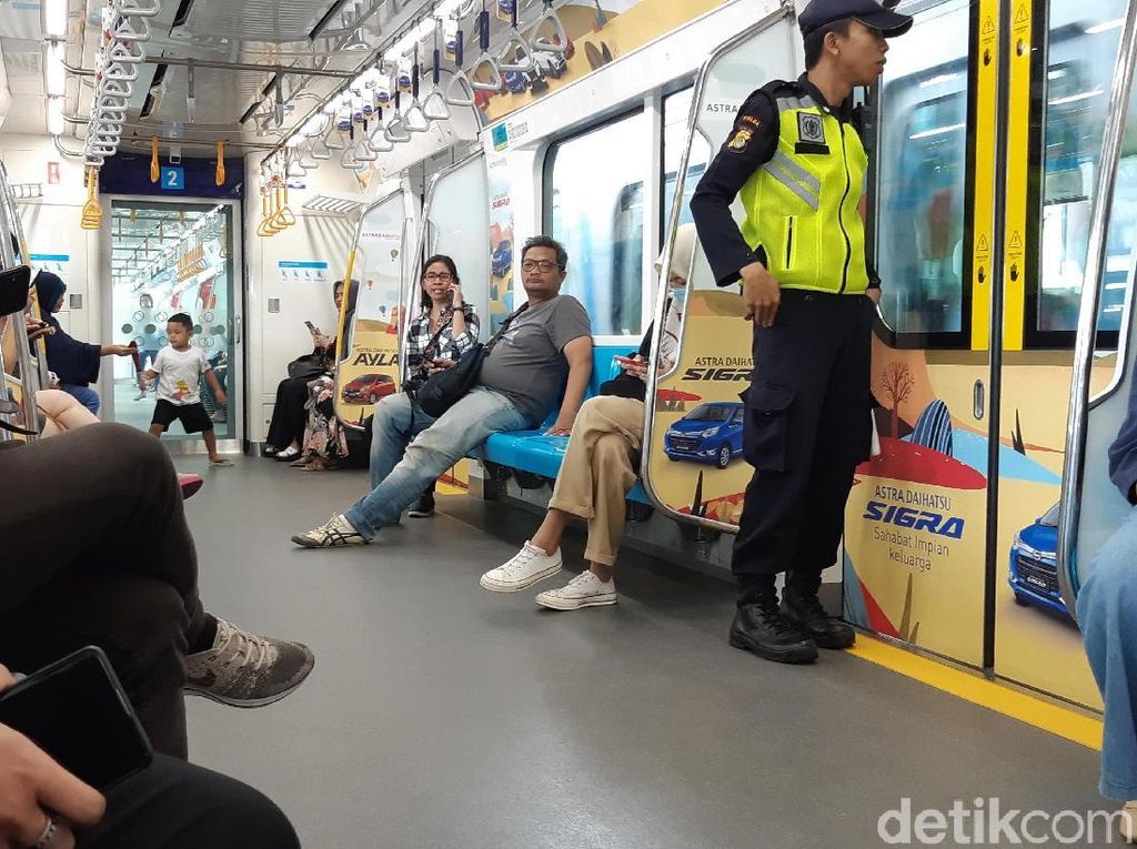 Lagi Liburan Akhir Tahun, Yuk Keliling Jakarta Naik MRT Lagi Liburan Akhir Tahun, Yuk Keliling Jakarta Naik MRT
