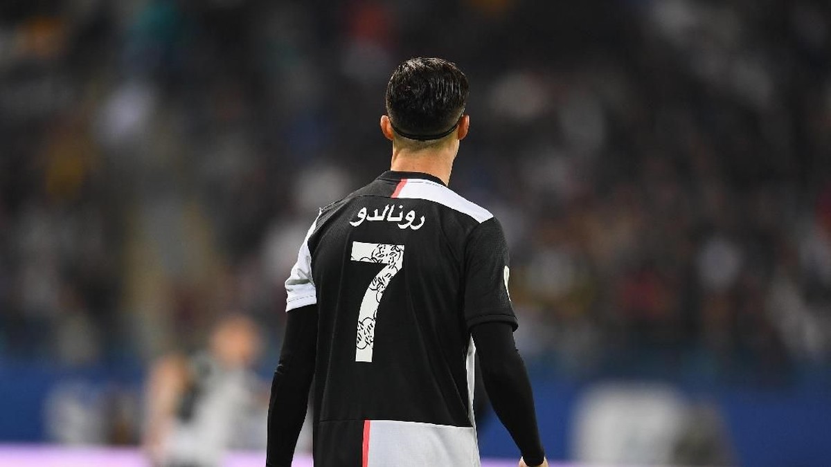 Cristiano Ronaldo melepas medali runner-up Piala Super Italia (Claudio Villa/Getty Images for Lega Serie A)