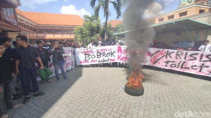 Demo mahasiswa IAIN Kediri/Foto: Andhika Dwi Demo mahasiswa IAIN Kediri/Foto: Andhika Dwi