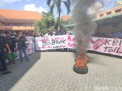 Ratusan Mahasiswa IAIN Kediri Protes Kualitas Gedung dan Toilet Kampus
