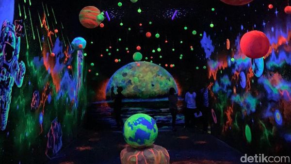 Foto: Dubai Ada Miracle Garden, Batu Punya Milenial Glow Garden