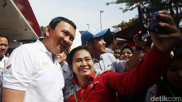Pegawai SPBU Rebutan Foto Bareng Ahok