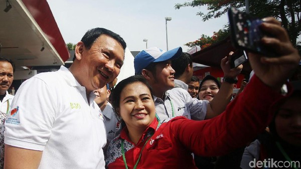 Ahok Jadi Rebutan Foto Bersama Pegawai SPBU Basuki Tjahaja Purnama (Ahok) ikut menghadiri peresmian implementasi program biodiesel 30% atau B30 di SPBU Pertamina, Jalan MT Haryono, Jakarta Selatan, Senin (23/12/2019). Komisaris Utama Pertamina jadi rebutan foto bersama pegawai SPBU.
