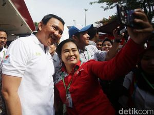 Pegawai SPBU Rebutan Foto Bareng Ahok