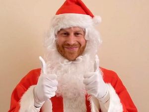 Beri Ucapan Natal, Pangeran Harry Jadi Santa Beri Ucapan Natal, Pangeran Harry Jadi Santa