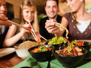 Tak Sopan! Angkat Kaki di Restoran, Wanita Ini Ditegur Pengunjung Tak Sopan! Angkat Kaki di Restoran, Wanita Ini Ditegur Pengunjung