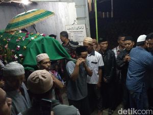 Tiba di Rumah Duka di Banjarnegara, Mahasiswi Unsika Langsung Dimakamkan Tiba di Rumah Duka di Banjarnegara, Mahasiswi Unsika Langsung Dimakamkan