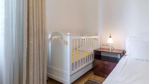 Ranjang bayi di hotel