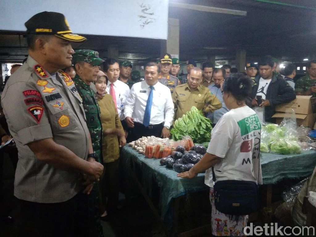 Kapolda Sumut, Pangdam, dan Sekda Sidak Pasar, Tinjau Harga Pangan di Medan Kapolda Sumut, Pangdam, dan Sekda Sidak Pasar, Tinjau Harga Pangan di Medan