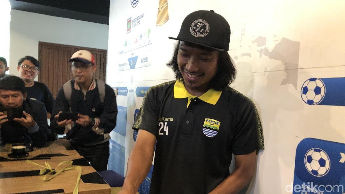 Hariono pamitan dari Persib Bandung setelah 11 musim bersama-sama. (Mukhlis Dinillah/detikSport)