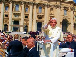 Satu Dekade Silam, Paus Diserang saat Misa Malam Natal di Vatikan