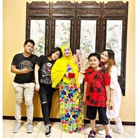 Wow, Via Vallen Beri Buket Bunga Uang untuk Ibunda di Hari Ibu