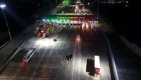 Suasana Arus Kendaraan di GT Cikampek Lancar