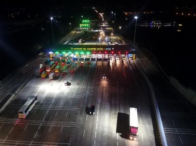 Suasana Arus Kendaraan di GT Cikampek Lancar