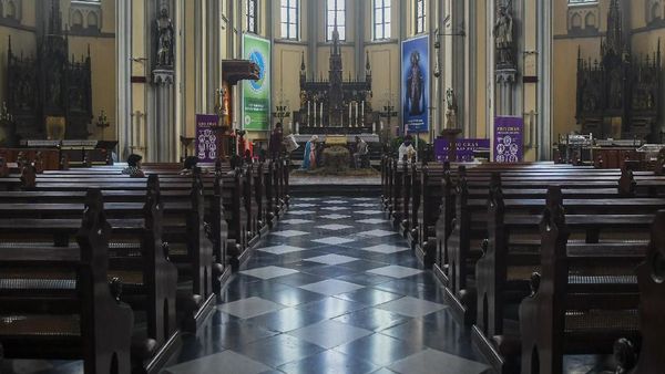 Persiapan Gereja Katedral Sambut Misa dan Natal